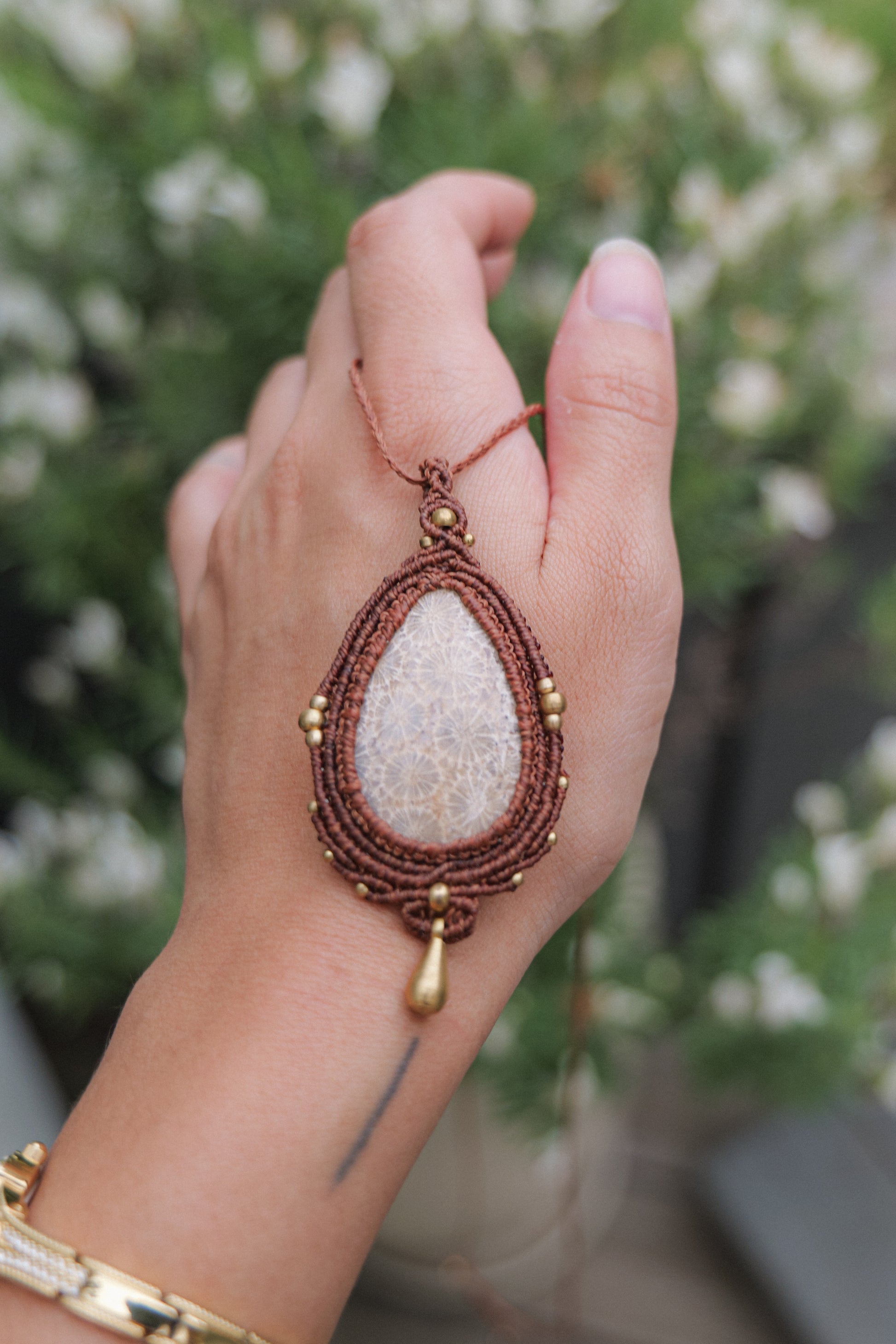 Fossilied Coral Macrame Necklace